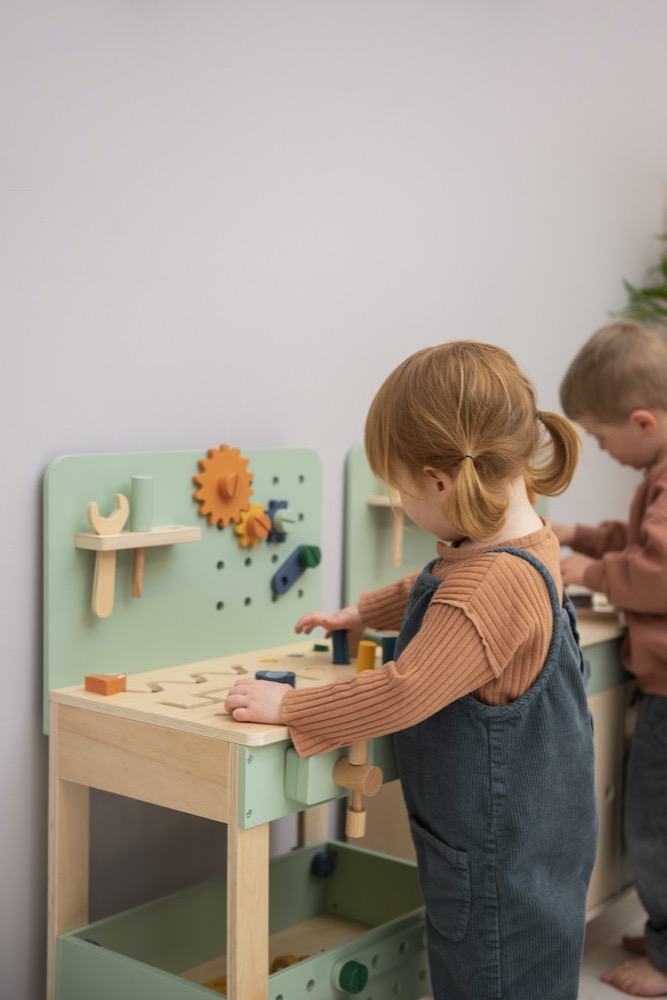 Wooden work bench